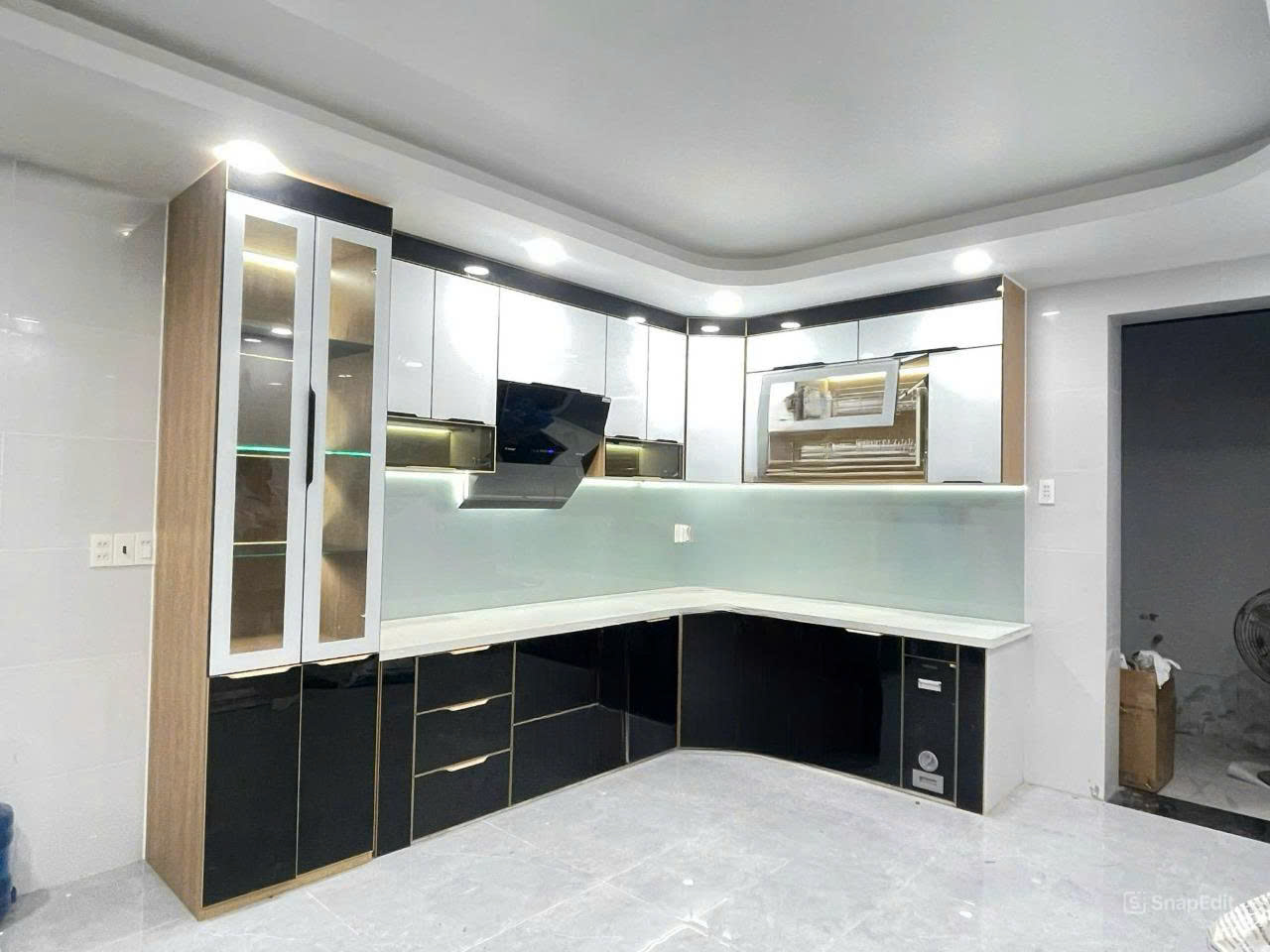 Tủ Bếp Nhôm Cánh Kính Góc Vuông Đa Năng